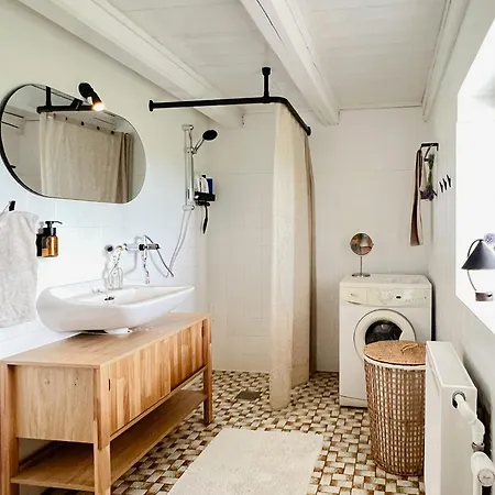 Vakantiehuis Idyllic Thatched With Sea View *