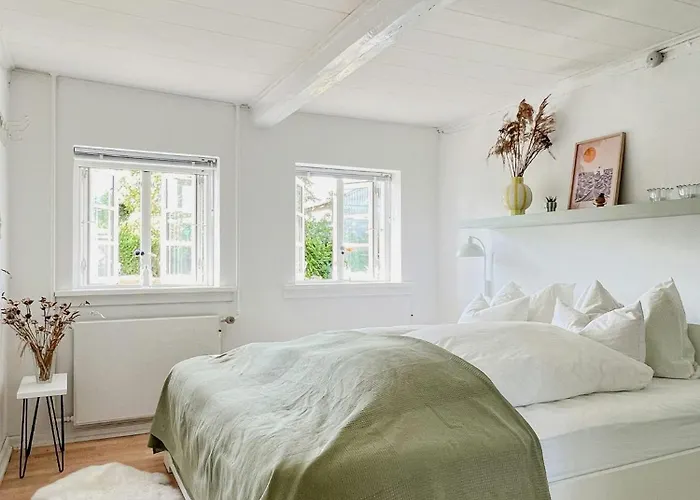 Idyllic Thatched With Sea View Vakantiehuis Nordenbro Vesteregn