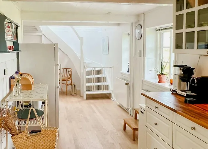 Vakantiehuis Idyllic Thatched With Sea View Nordenbro Vesteregn