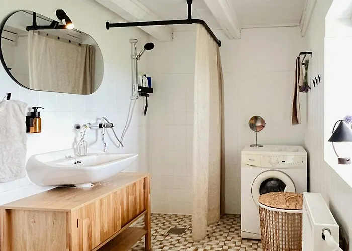 Vakantiehuis Idyllic Thatched With Sea View *