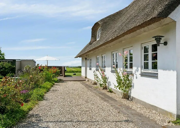 Idyllic Thatched With Sea View Vakantiehuis *
